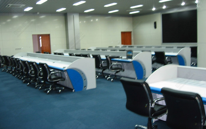 中國(guó)網(wǎng)通河南省公司指揮中心指揮控制臺(tái)圖片